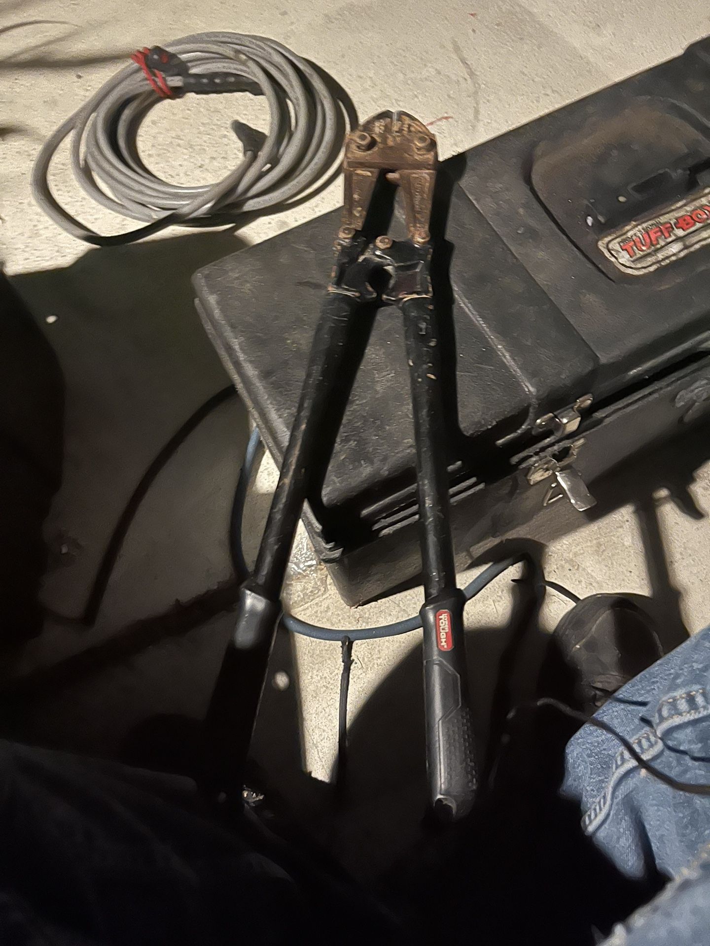 Bolt cutters