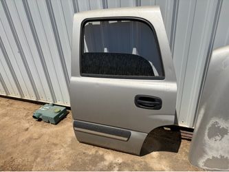 Chevy Tahoe 2000/2005 left rear door
