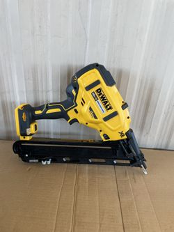DEWALT 20V MAX XR Lithium-Ion Cordless 15-Gauge Angled Finish Nailer (Tool Only)