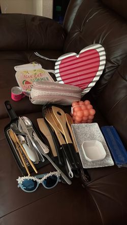 Women’s shoes/kitchen