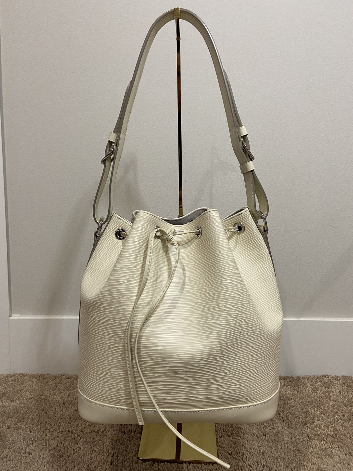 Authentic LOUIS VUITTON Epi Petit Noe NM Ivory for Sale in Lynnwood, WA -  OfferUp