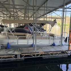 2017 Sun Tracker Party Barge 22 DLX