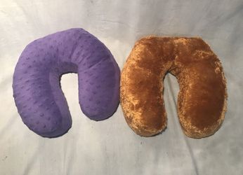 2 neck pillows