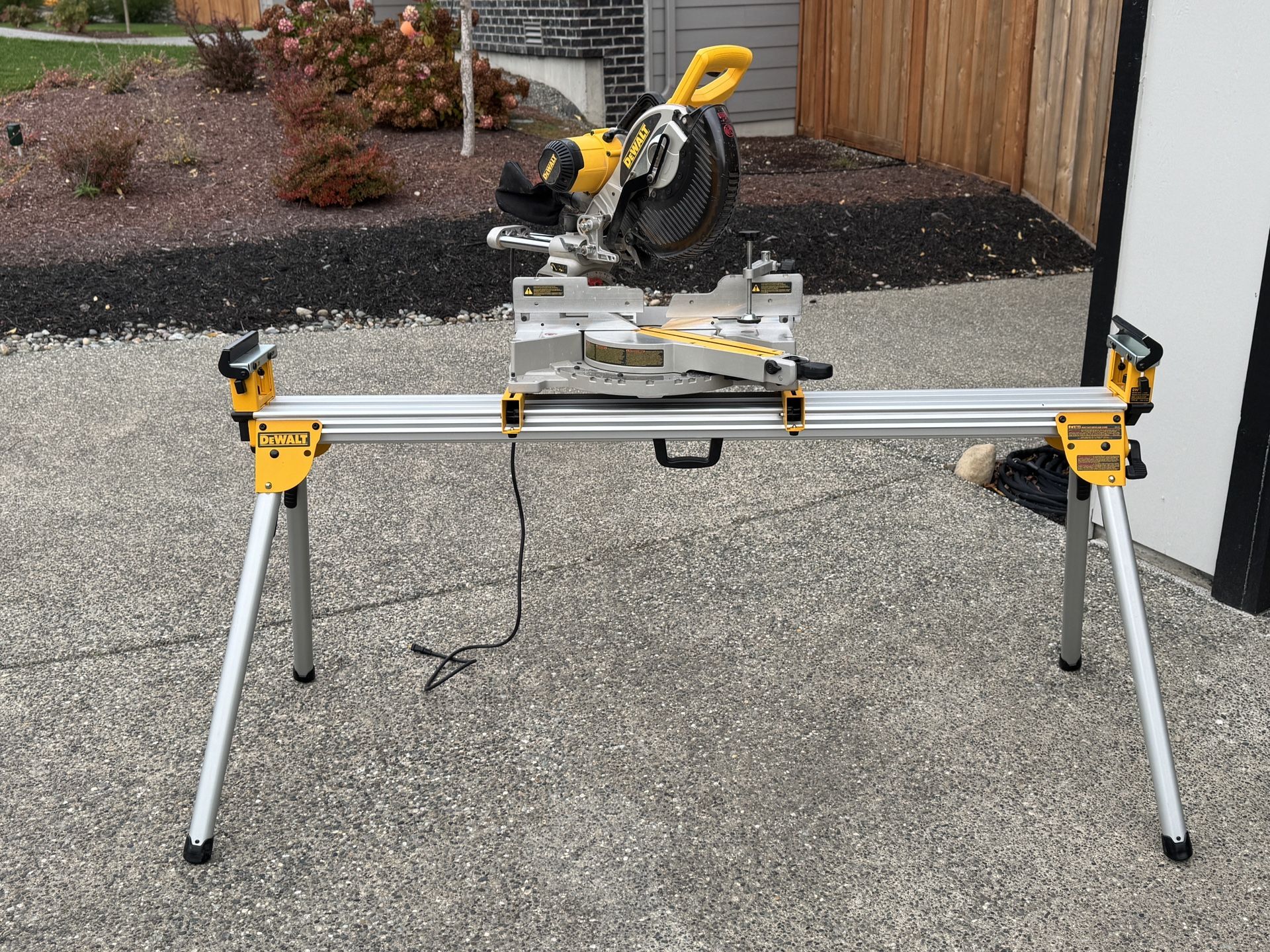 DEWALT 10” Double-Bevel Sliding Miter Saw & Telescoping Saw Horse