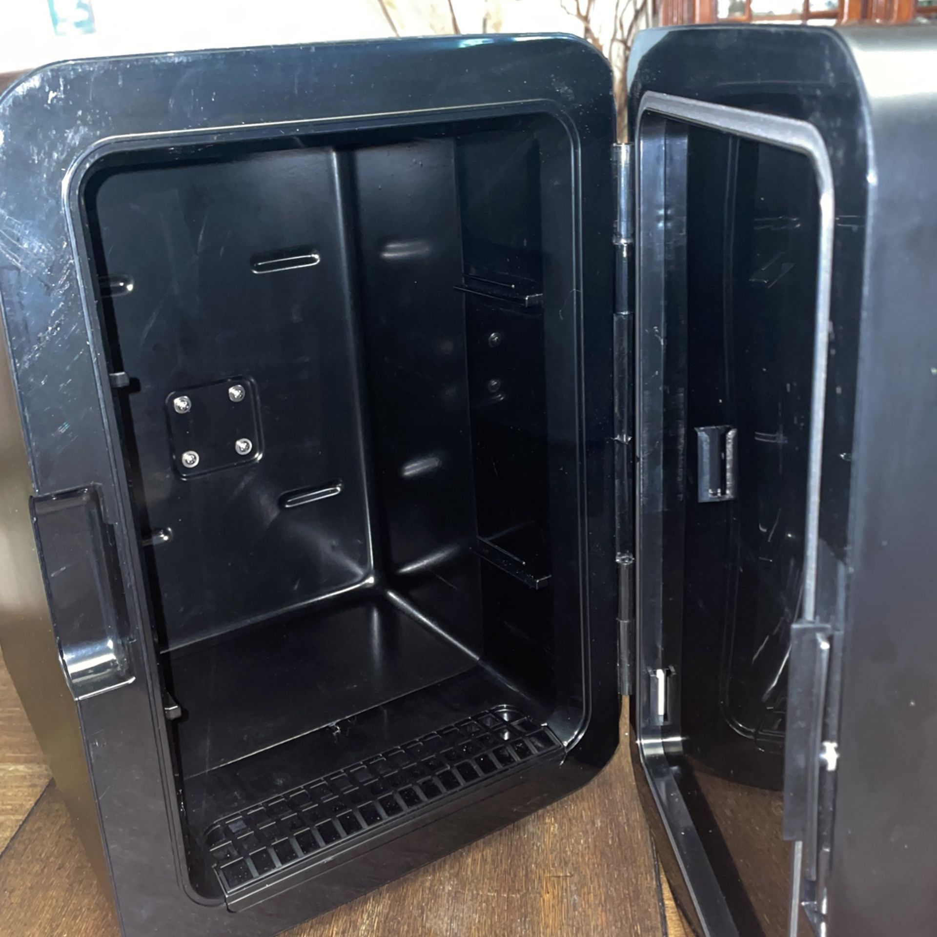 Frigidaire Retro 10L 15Can Mini Fridge Model EFMIS183SS for Sale in