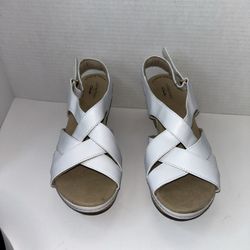 New Women’s Clark Collection White Wedge Sandals. Size US 9