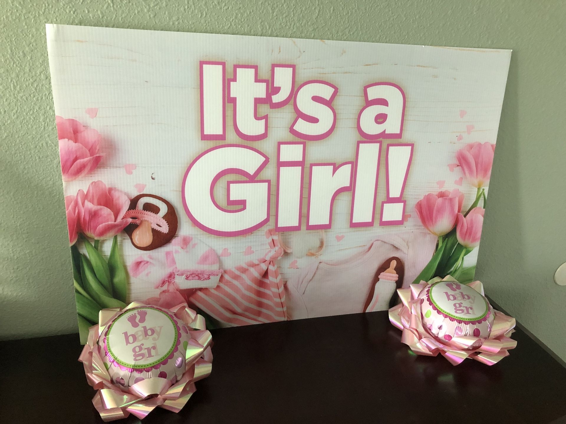 Baby Announcement IT’S A GIRL!! Sign Plastic Yard Sign Soft 3Ft X 2Ft With Metal Stakes + 2 Pink Balloons