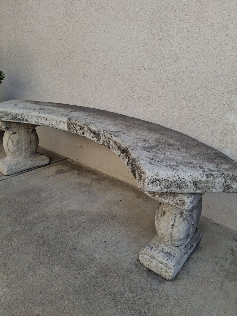 beautiful! solid concrete Italian design curved bench 5'ft wide 17"inch depth 17"inch height excellent condition must see!