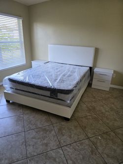 Cama Con Colchón Y 2 mesas de noche