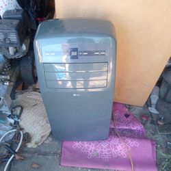LG Portable Air Conditioner 12,000 BTUs With Remote