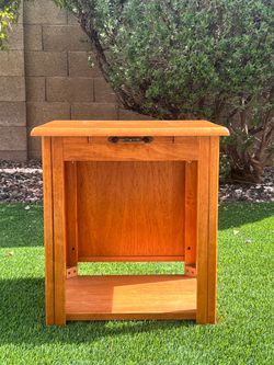 Wooden End Table with Pull-Out Tray and Magazine/Book rack