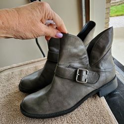 A2 Like New Grey Side Zip Boot, Size 9