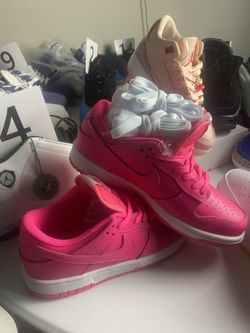 FREE gift 🎁 With Nike Dunk Low “Hot Pink”