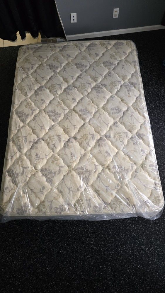 Clean Full Size Mattress King Coil 