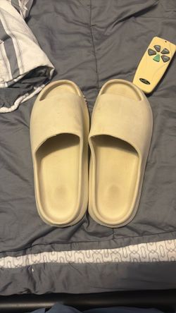 Used Yeezy slides size 8