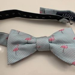 New Men’s Izod Brand Bow Tie W/ Flamingo & Green/ Blue Stripes, Fully Adjustable , Easy Clip Design