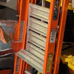 Louisville 4 Foot Fiberglass Platform Ladder