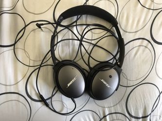 BOSE NOISE CANCELING QUIET COMFORT 25 HEADPHONES IN MINT CONDITION LIKE NEW GENTLY USED 3 TIMES