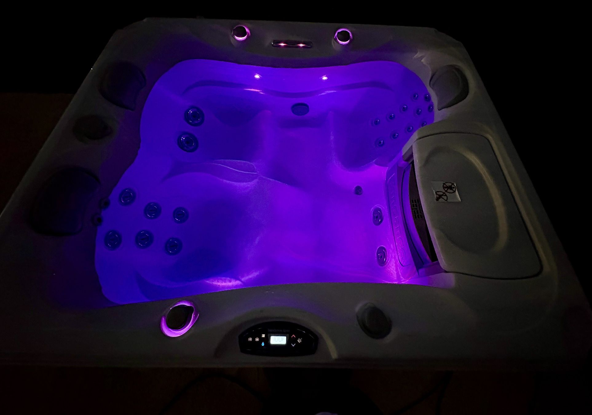 Hot Tub/Jacuzzi - Sundance *** LIKE NEW***