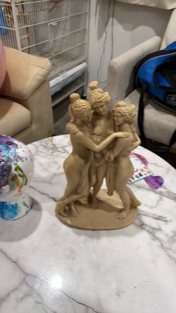 Statue girls are dancing