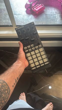 NI Traktor Kontrol F1 - Remix Deck Controller