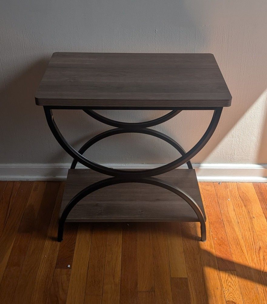 End Table / Side Table -- Like New