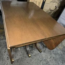 Beautiful 1930's Duncan Phyfe Table With 3 Leaves