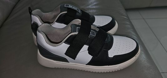 Boys sz 5.5 casual shoes