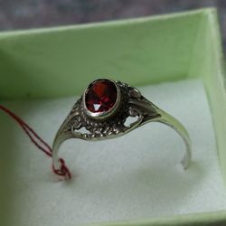 Vintage Mexico Sterling Silver 925 Ladies Solitaire Ring Oval Red Garnet 0.5 Carat