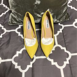 Steve Madden 41/2 Inch Canary Yellow Pumps