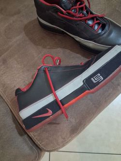 LEBRON JAMES BASKETBALL SHOES SIZE 11