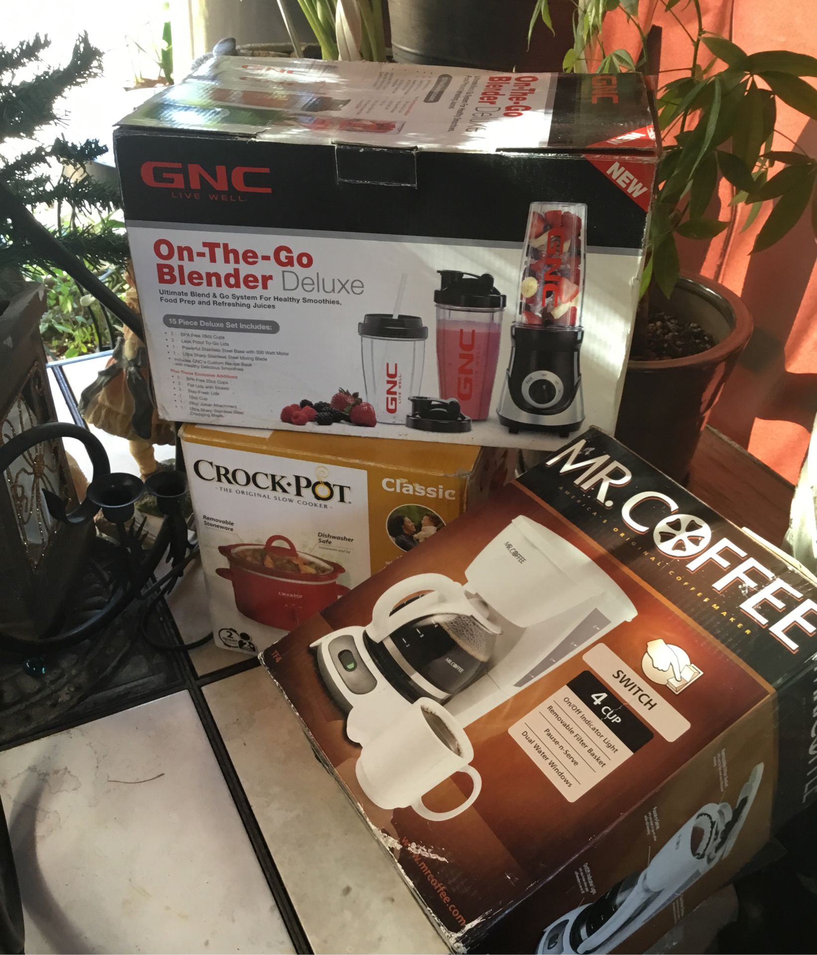 GNC Blender Deluxe $65- Crockpot $35- MR. Coffee $25- todo nuevo