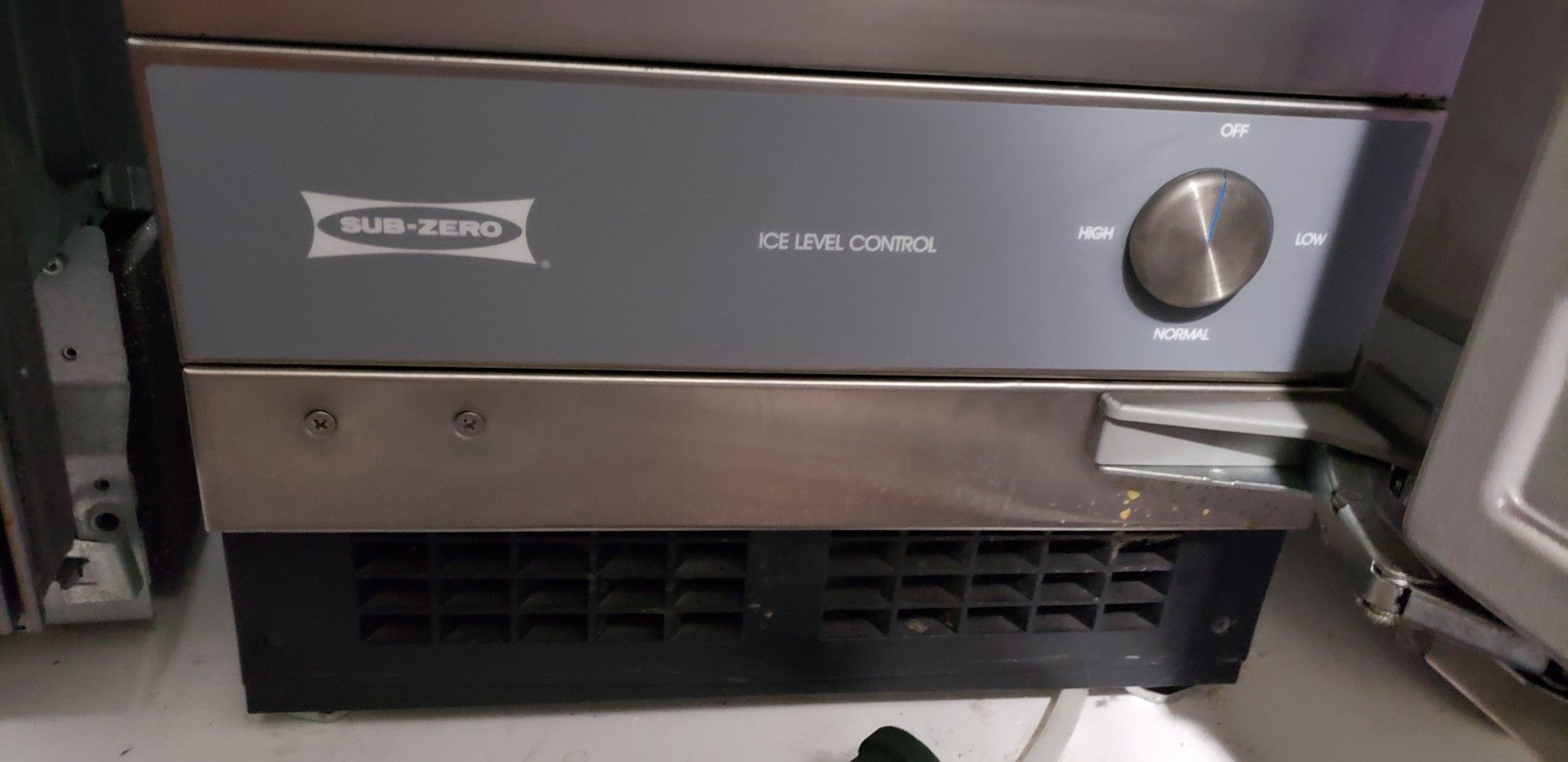 SubZero 15" Undercounter Ice Machine Maker UC15IP for Sale in Fort