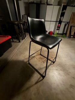 5 black barstools