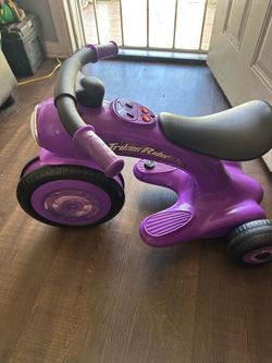 Motita eléctrica para niños tiene luz y música con su cargador
