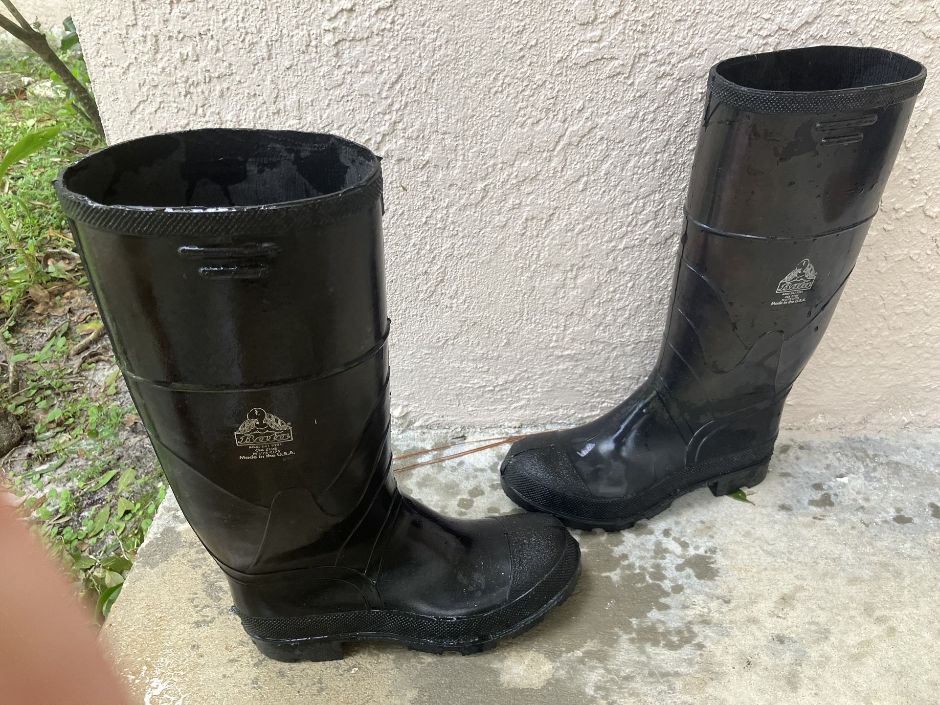 BATA Lineman Steel Toe Size 8 Boots
