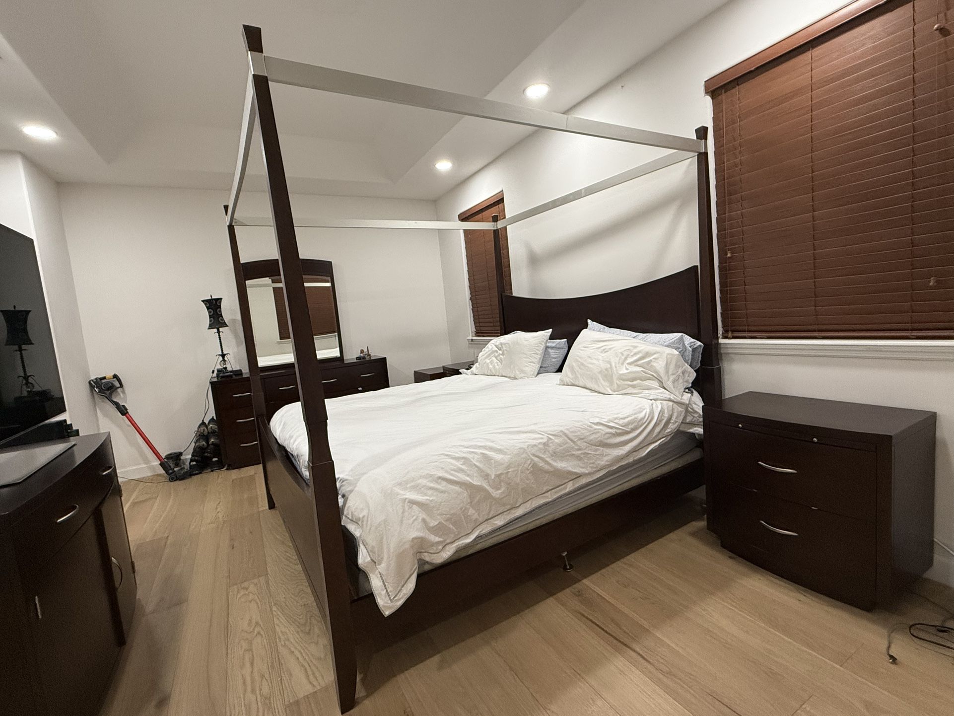 Kathy Ireland Canopy bedroom Set King Size