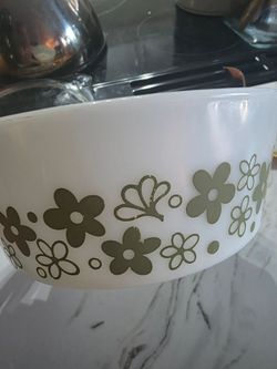 Vintage Pyrex #474 (1.5 Quart) Cinderella round casserole dish in the iconic Spring Blossom Green