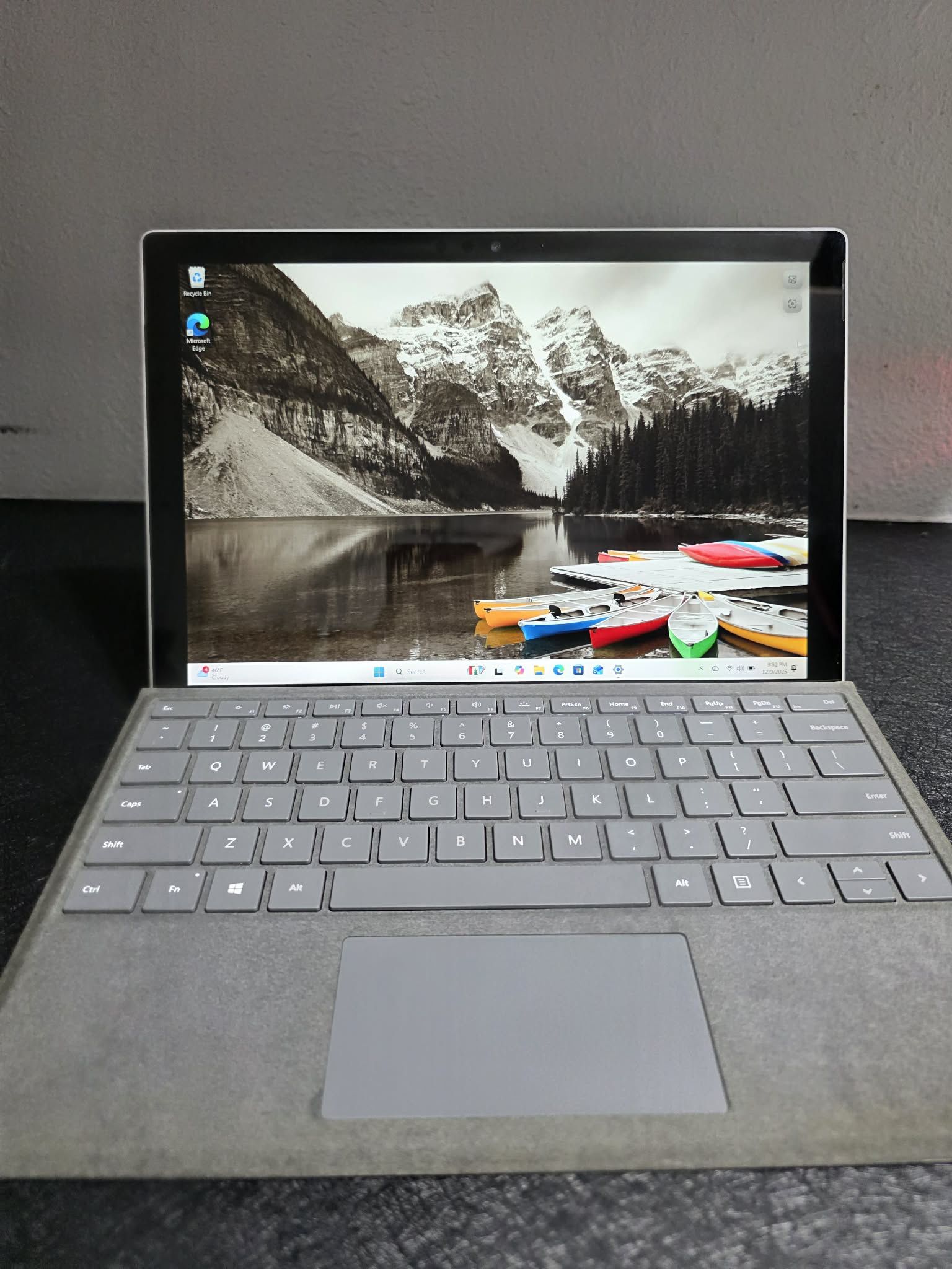 MICROSOFT SURFACE PRO 6 i5 - 8250u CPU WINDOWS 11 25H2 UPDATED 256GB SSD 8GB RAM WEBCAM FRONT AND BACK DETACHABLE BACKLIT KEYBOARD EXELLENT BATTERY LI