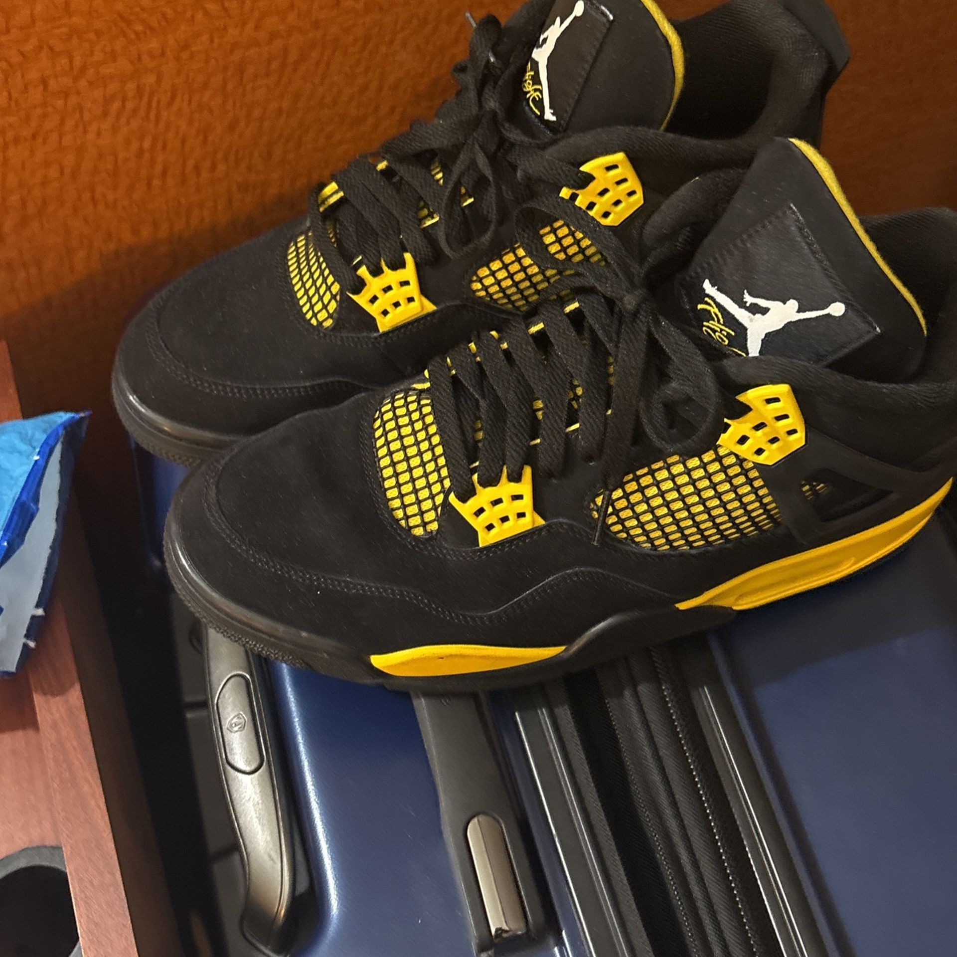 Jordan 4 Thunder