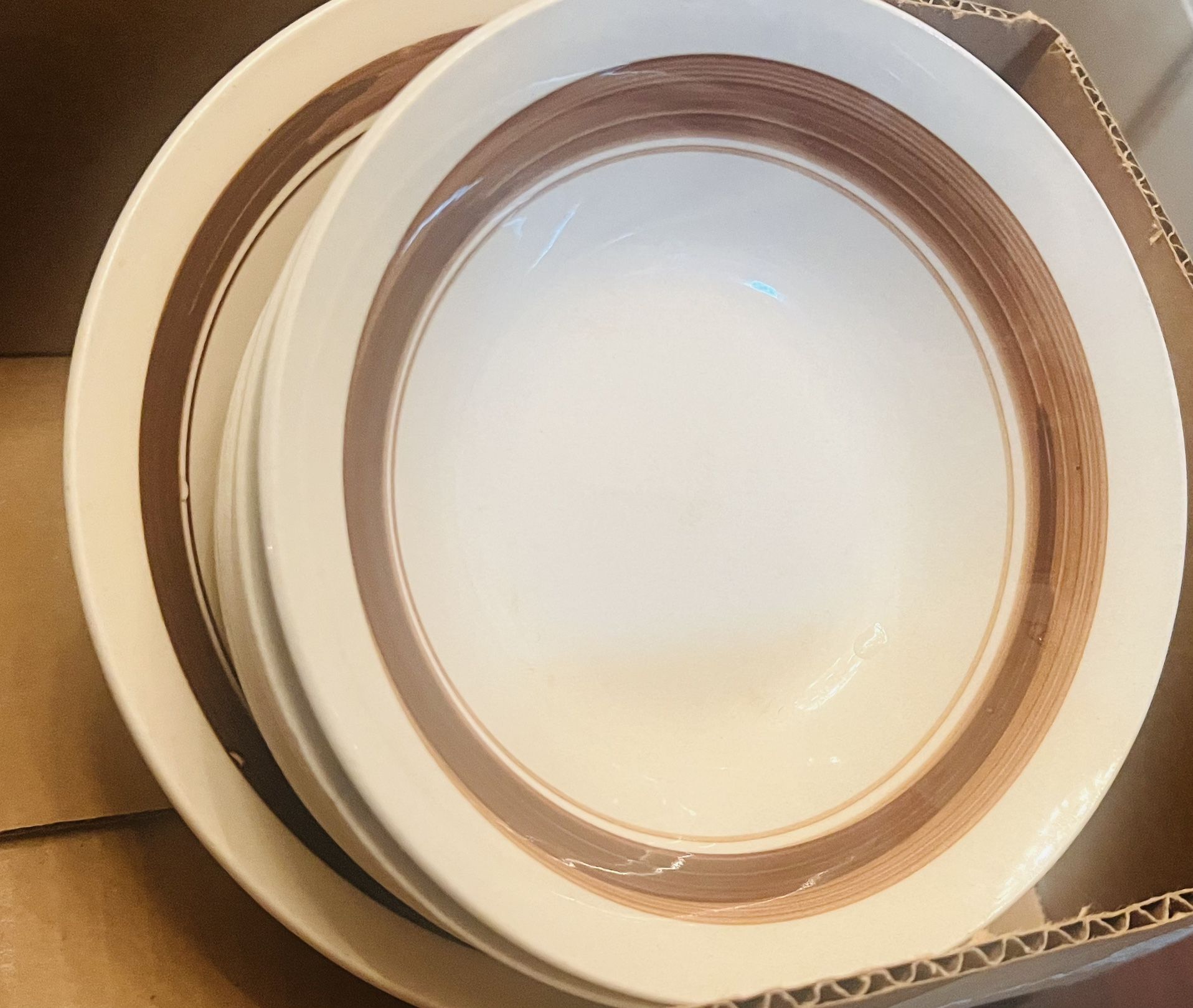 Set of 7 Ceramic Bowls With 1 Large Bowl..