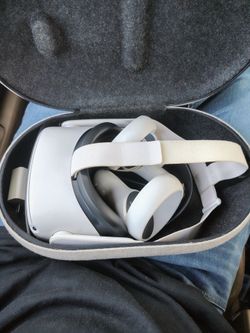 Oculus quest 2 w/carrying case