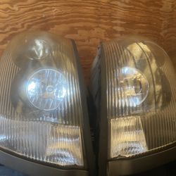 Projector headlight with led dual function turn signal for volvo 670