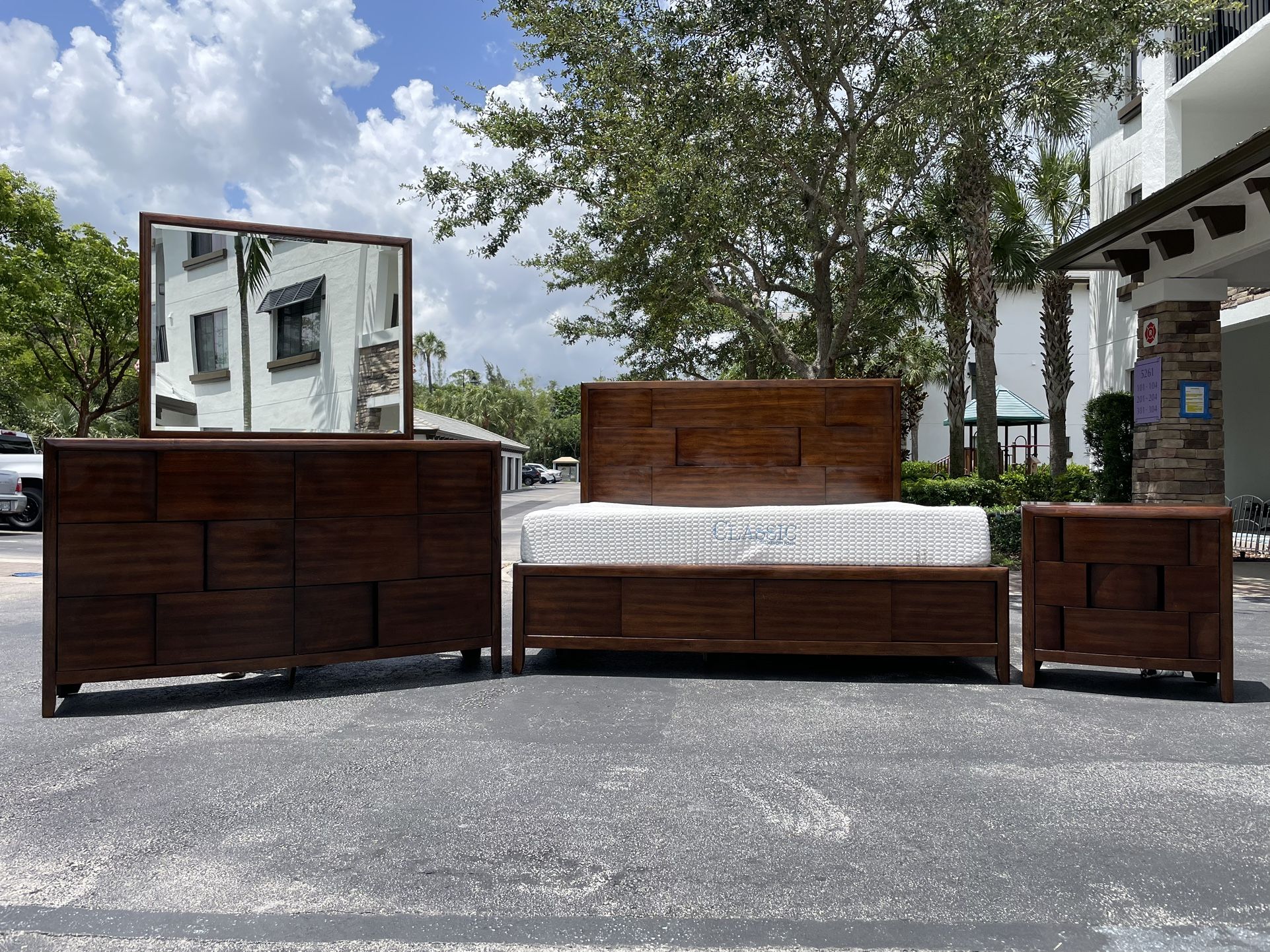Magnussen Nova 4pc Bedroom Set King / excellent condition / delivery negotiable