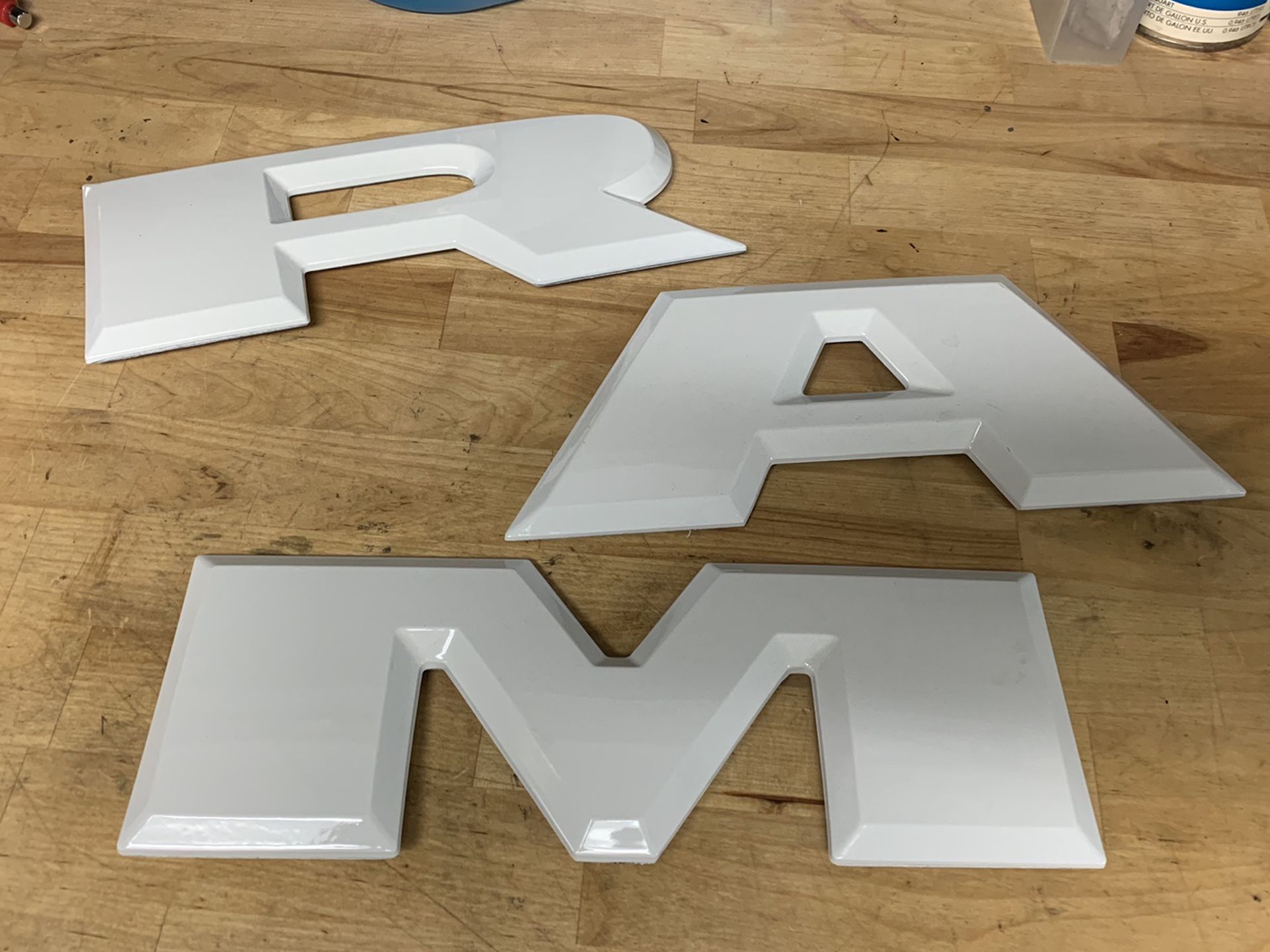 2018 ram white tailgate letters