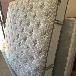 Living Spaces Revive Gel Dreams 12" Medium King Mattress Clean and Good Condition