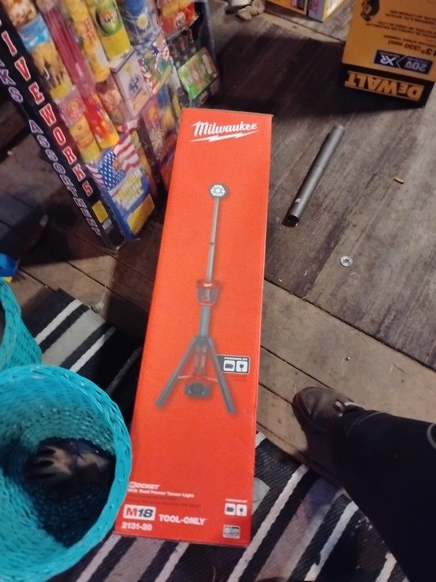 Milwaukee Rocket Dual Power Tower Light 2131-20 M18