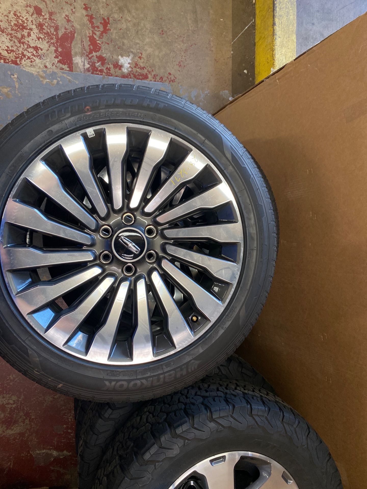 2020 new Lincoln navigator wheels and tires