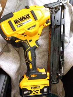 DeWalt Brushless XR Finish Gun &5.0battery