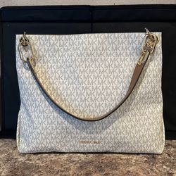 MICHAEL KORS LOGO DESIGN PURSE IN GREAT CONDITION